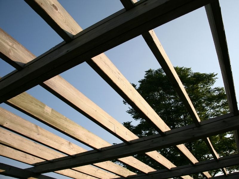 Pergola en bois installée sur une terrasse